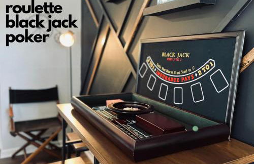 Getaway Villa- 3 mins to Mohegan- Fully Stocked with Two Full Beds & Fireplace- Jacuzzi, Saltwater Pools, Sauna - Foto 17