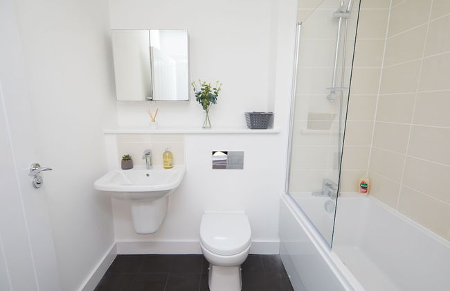 3 Bedroom Large House - Train Station - Photo 20