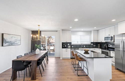 Spacious and Cozy 5 Bed 3 Bath Vacation House W 2 King 3 Queen! Sleep 12! 15Min to Red Rocks - Foto 66