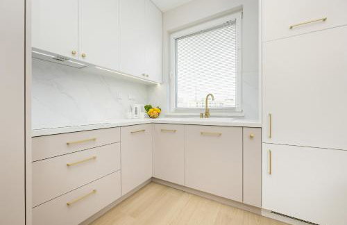 Stylish Apartment with Balcony 7th Floor by Noclegi Renters - Foto 12