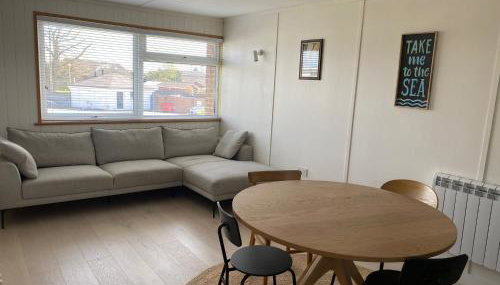 Beautifully appointed 2 storey chalet with access to outdoor swimming pool - 5 minute stroll to miles of sandy beach - Near to the Norfolk Broads & Great Yarmouth - Foto 3
