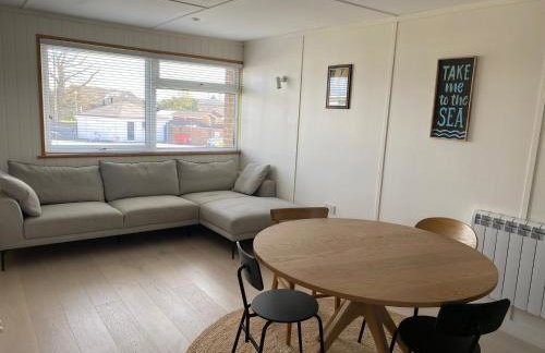 Beautifully appointed 2 storey chalet with access to outdoor swimming pool - 5 minute stroll to miles of sandy beach - Near to the Norfolk Broads & Great Yarmouth - Foto 3