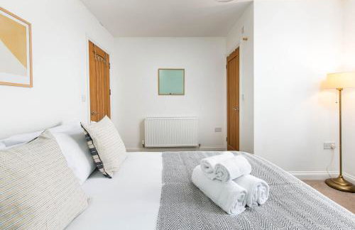 Large 5Bed Town House-Sleeps 9-By FabAccommodation - Foto 15