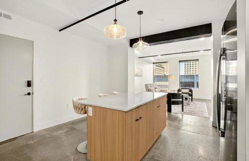 Chic Downtown Tulsa Beacon 2BR Stay - Foto 12