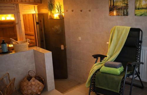 Moderne Ferienwohnung,Sauna im Haus, Parkplatz Hunde willkommen, nahe Schloss, Waldeisenbahn, Hermansbad, UNESCO Geopark, nahe polnischer Markt, Top Lage für Ausflugsziele zum Wandern oder Radfahren - Foto 6