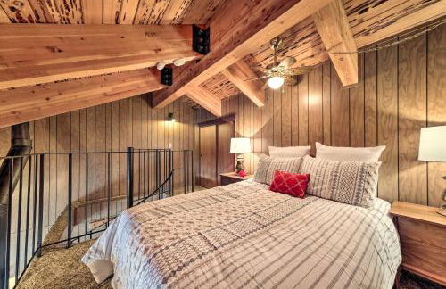 Pinecrest Retreat with Fireplace! - Photo 15