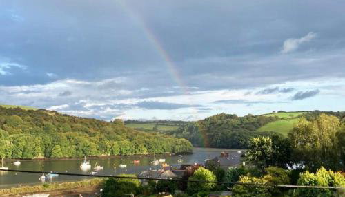 Stunning River Views, Tranquil Split-Level House, Private Garden & Parking - Foto 5