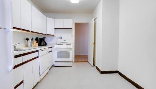 Family-Sized 3BR Retreat Minutes from Reagan National - Photo 4, stove, dishwasher, toaster