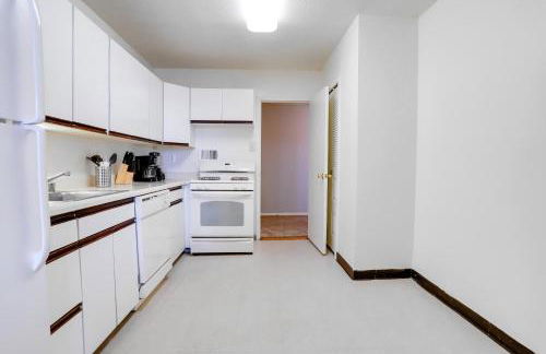 Family-Sized 3BR Retreat Minutes from Reagan National - Photo 4