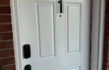 Convenient Mid and Extended Stay Near Airport - Foto 12