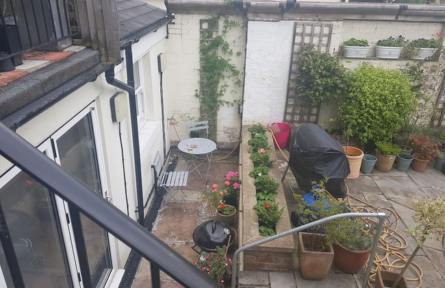 Lovely Large Garden Flat - Photo 12