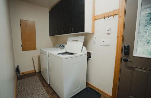 Cabin Minutes to Mt Rainier - EV, HotTub, 2 Queen and Twin - Photo 54