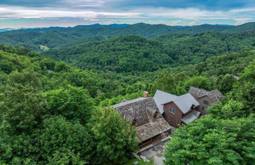 4BR Cabin with Ski Resort, Mtn Views & Hot Tub - Foto 40