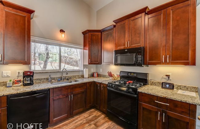 Mtn Dream! Fireplace, Patio & Hot Tub 4BR - Photo 21