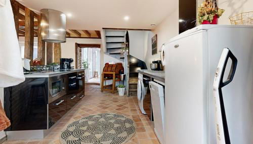 Amazing Home In Neuilly Le Vendin - Photo 3