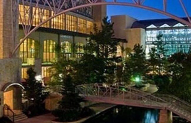 Fascinating 2BR 1BA Near Festive DT and Riverwalk - Foto 21