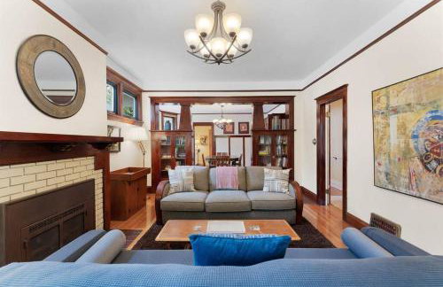 3BR Home Large Kitchen Mins To DwnTwn - Photo 3