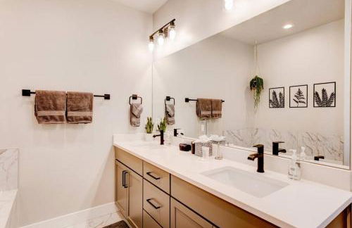 Midway to Heaven! BRAND NEW 5 bed 4.5 bath, HOTTUB - Photo 48