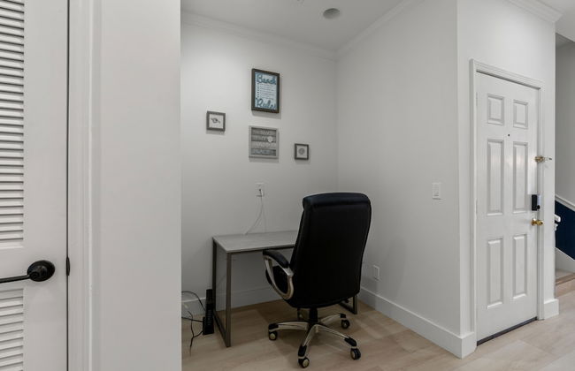 Luxurious Home with Theatre Room - Foto 17