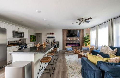 Modern Luxe 3B2B - Hot Tub - Game Room - EV Charger - Walk to Downtown LS - Foto 1