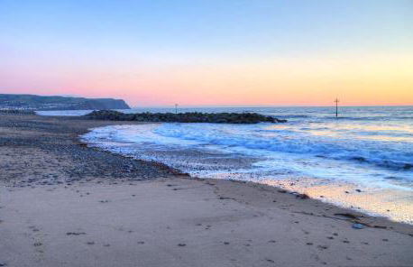 Enlli Fach cabin sleep's 2 adults and 2 children 2 dogs welcome not suitable for contract workers due to parking height restrictions - Photo 25