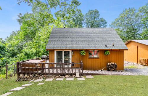 Quaint Loft Cabin w Hot Tub, FirePit, Deck & Grill - Foto 32