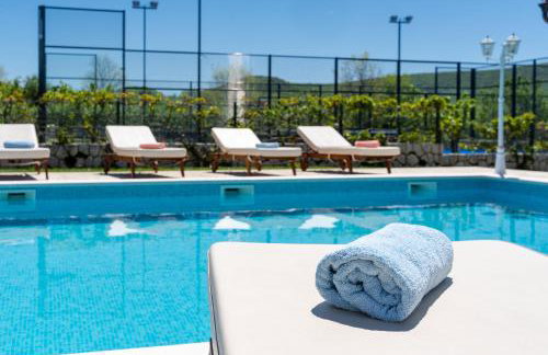 5-Bed Villa with Pool, Jacuzzi & Padel Court - Foto 50