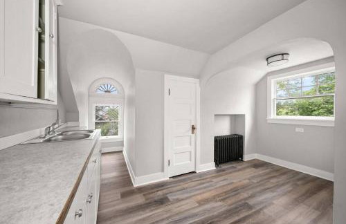 Historic Manor with 8 BDRMS 9 BATHS & 3 Kitchens - Foto 41