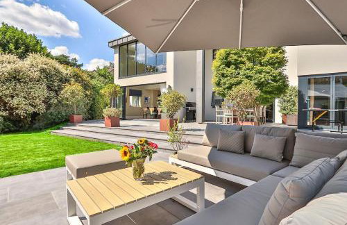 Avon House - modern family home - Photo 35