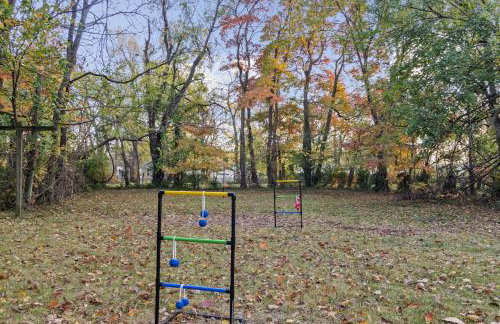 Game Room and Huge Yard with Fire Pit Yard Games and BBQ Near UE and Downtown - Foto 61