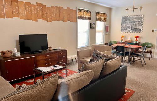 Falls Retreat - Walk to the Falls, the Casino and all Downtown Restaurants - Across from the Aquarium - Photo 2