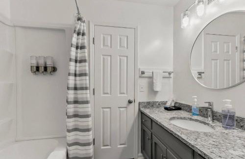 Day Dreamer minutes to Stadium with Fire pit and Parking - Foto 22