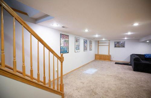 Work & Relax, 3BR Home with Office, Close to Downtown & Prairie Trail, Parking - Foto 29