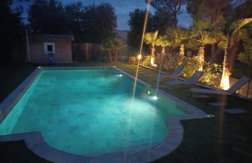 Magnifique villa avec piscine 10x5 m sur 1800m2 de terrain avec parking privatif cuisine recente equpee 3 chambres dont 2 parental au rdc avec wc separe pas de vis à vis terrain de petanque bbq climatisation jeux enfants - Photo 1