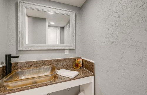 Walk to MIR Wooded Group Escape with Deck and Bar! - Foto 12