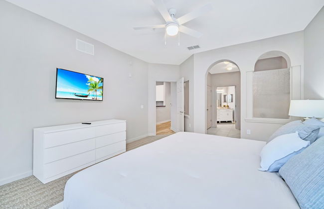 Upstay - Condo Near Disney w Games Pool Sauna - Photo 14