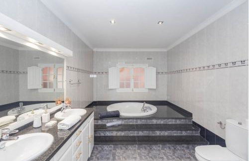 4BR Chalet El Romero-Private Pool, Barbecue & Chill - Foto 4