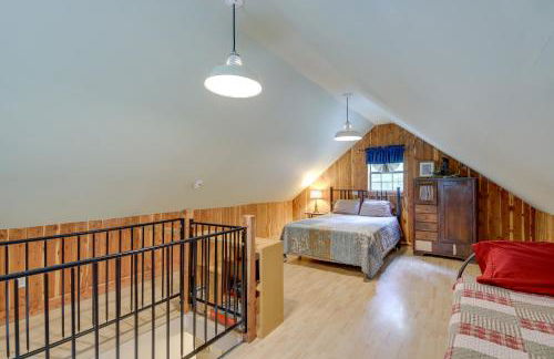 Riverfront Briceville Cabin with Patio and Fire Pit! - Foto 13