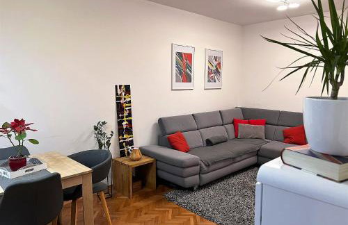 Split apartment - 5 min by car to the beach & city center - free public parking - Foto 1