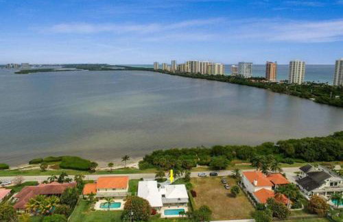 Spacious villa, pool, water views, walk to beach - Foto 24