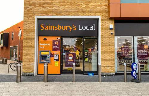 Stylish 6 Bedroom 3 Bathroom Detached House with Free Parking, Super-Fast Wifi, Pool Table, Smart TVs with Netflix by Yoko Property - Foto 39