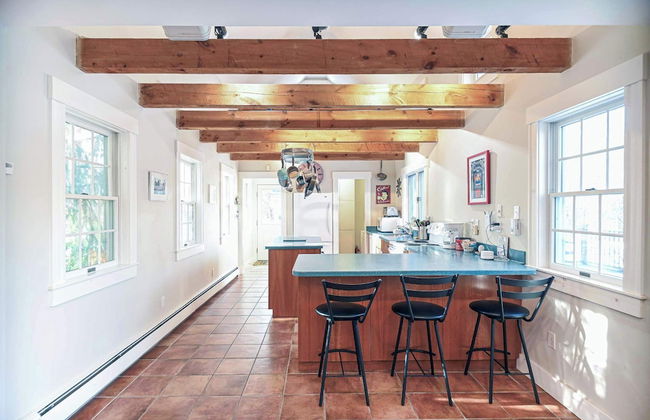 4 BDR w/ Private Hot Tub, Backyard and Deck! - Photo 11