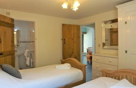 Sheep Dip Cottage - 5* Cyfie Farm, with log burner and private hot tub - Foto 11