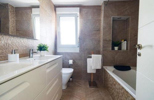 Lujoso ático entre 2 playas con garaje, terraza, vistas y wifi - Foto 23