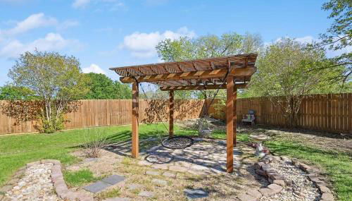 Wellness Oasis 5BR W Pool + Huge Yard + Fire Pit - Foto 2, Garden, Garden view