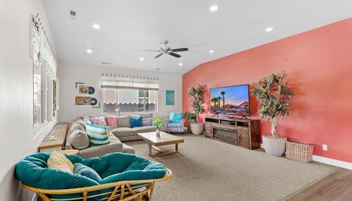 PV 110 Themed Rooms, PS4, Ping Pong, Pack n` Play, Electric Fire Place, Games, and More - Foto 4