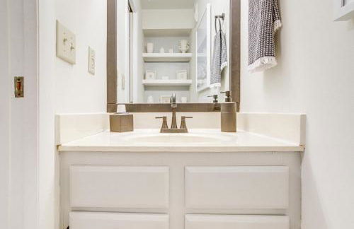 Porch and Water Views Getaway in Mallard Lakes - Foto 12