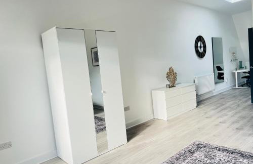 Luxurious New Home Near Airport - Photo 15
