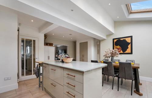 Pass The Keys Picture Perfect Haven in Didsbury Village - Free Parking & EV Station - Photo 8