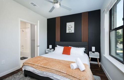 Modern 2BR Retreat- Prkng,Near Rvrwlk & Conv Ctr - Foto 64